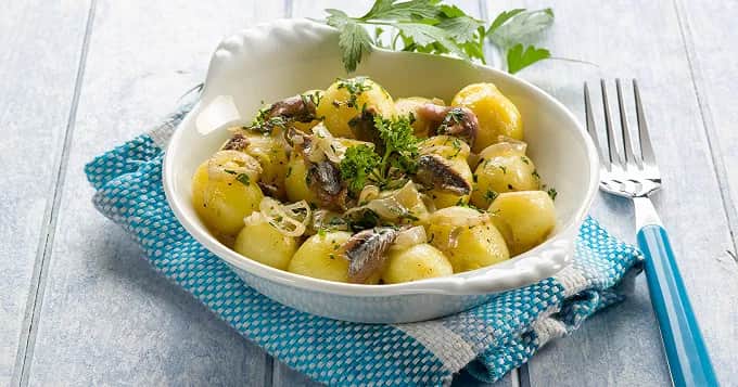 Recette de salade pomme de terre anchois : une entrée légère et savoureuse